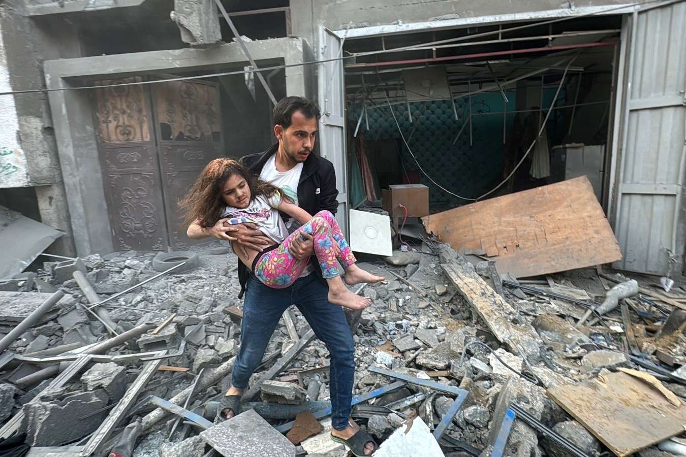 Bombardeos israelíes dejan más de 50 muertos en Gaza y Líbano, incluidos 16 niños