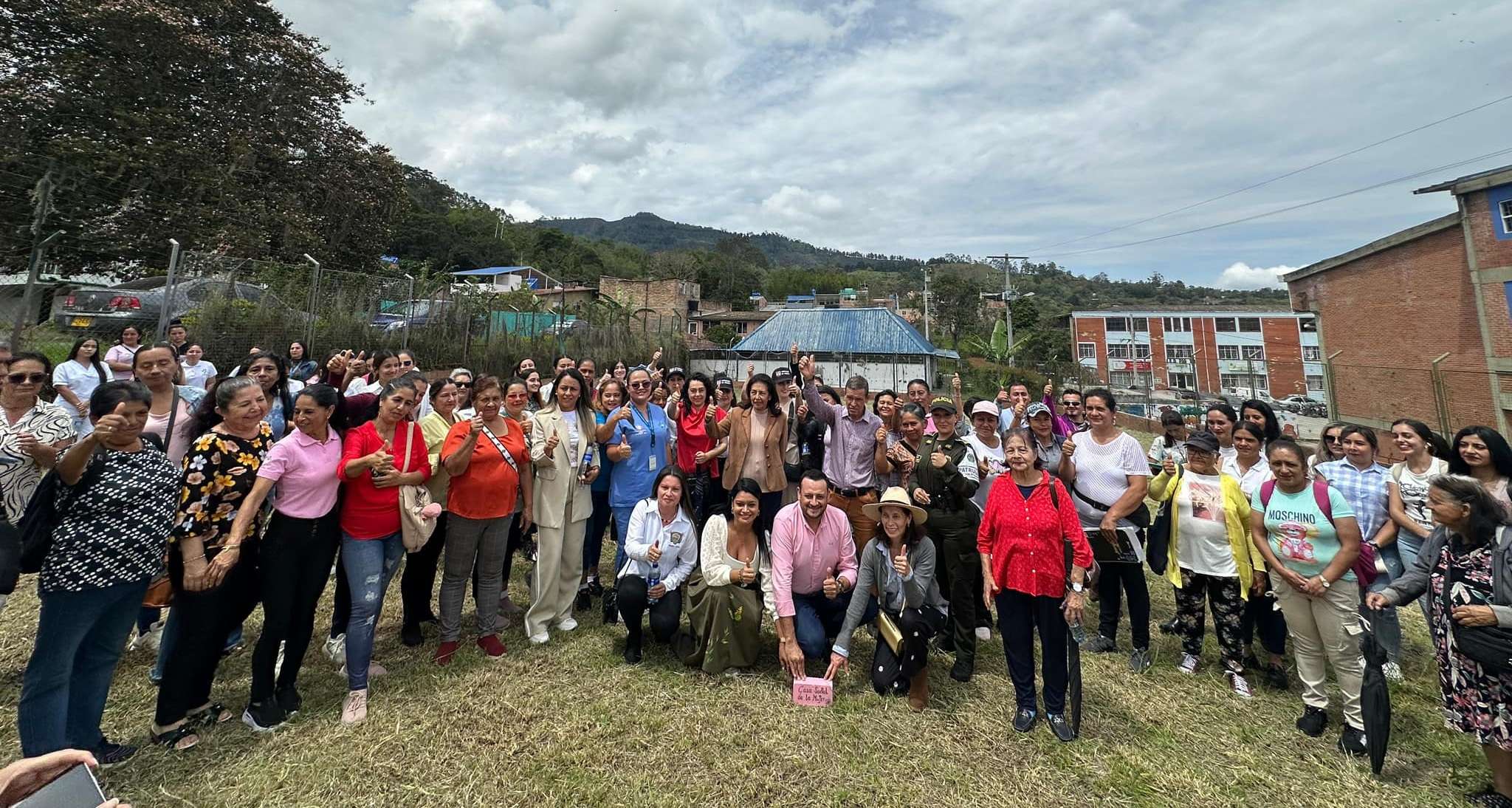 Puesta la primera piedra de la Casa Social de la Mujer Pachuna