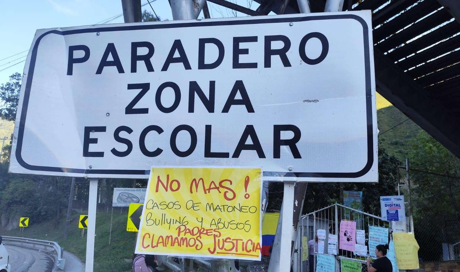 Padres de familia del Colegio Río Negro Sur de Cáqueza, protestan por la negligencia de la institución en casos de bullying
