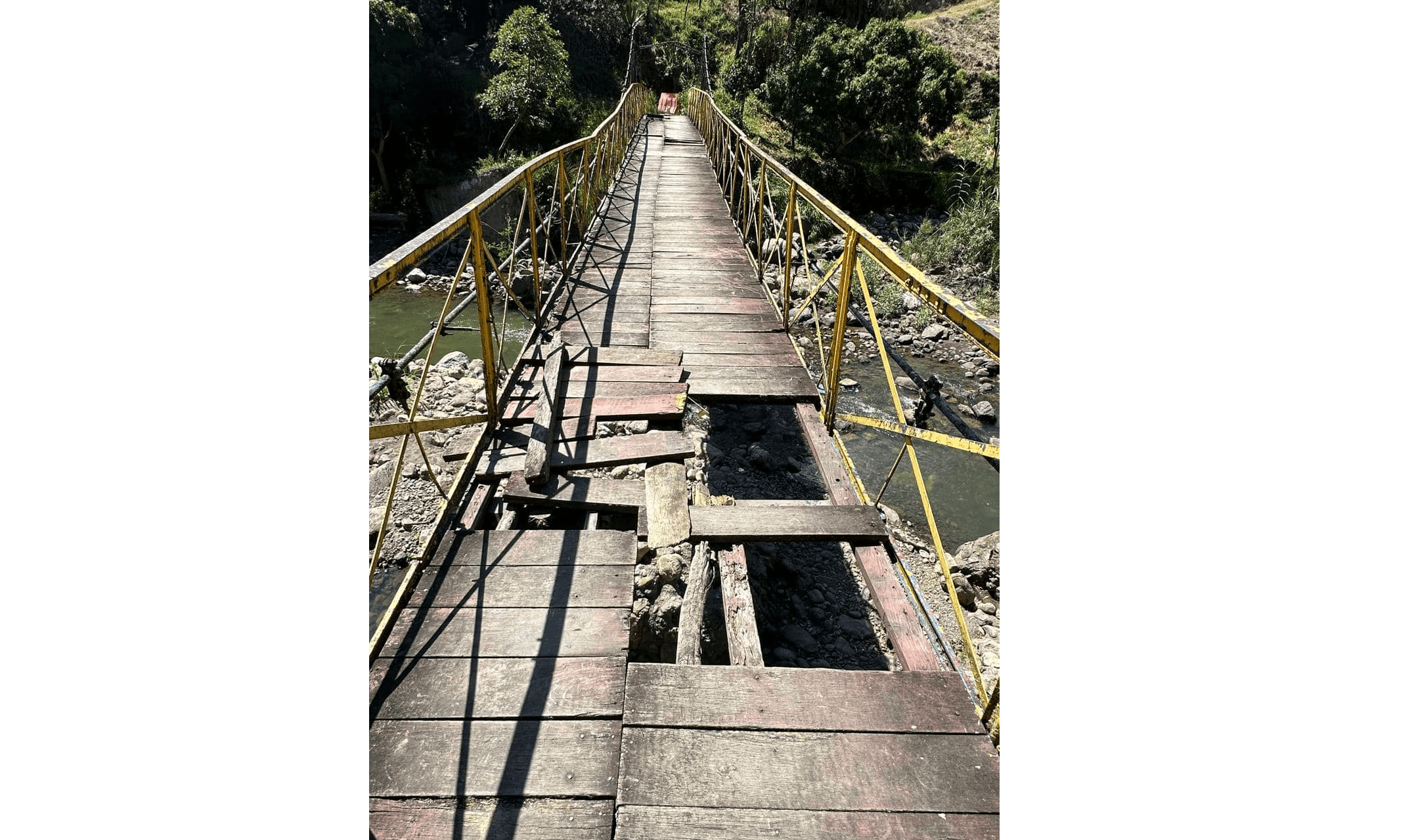 Adulto mayor fallece tras caída de puente peatonal en mal estado en Cáqueza