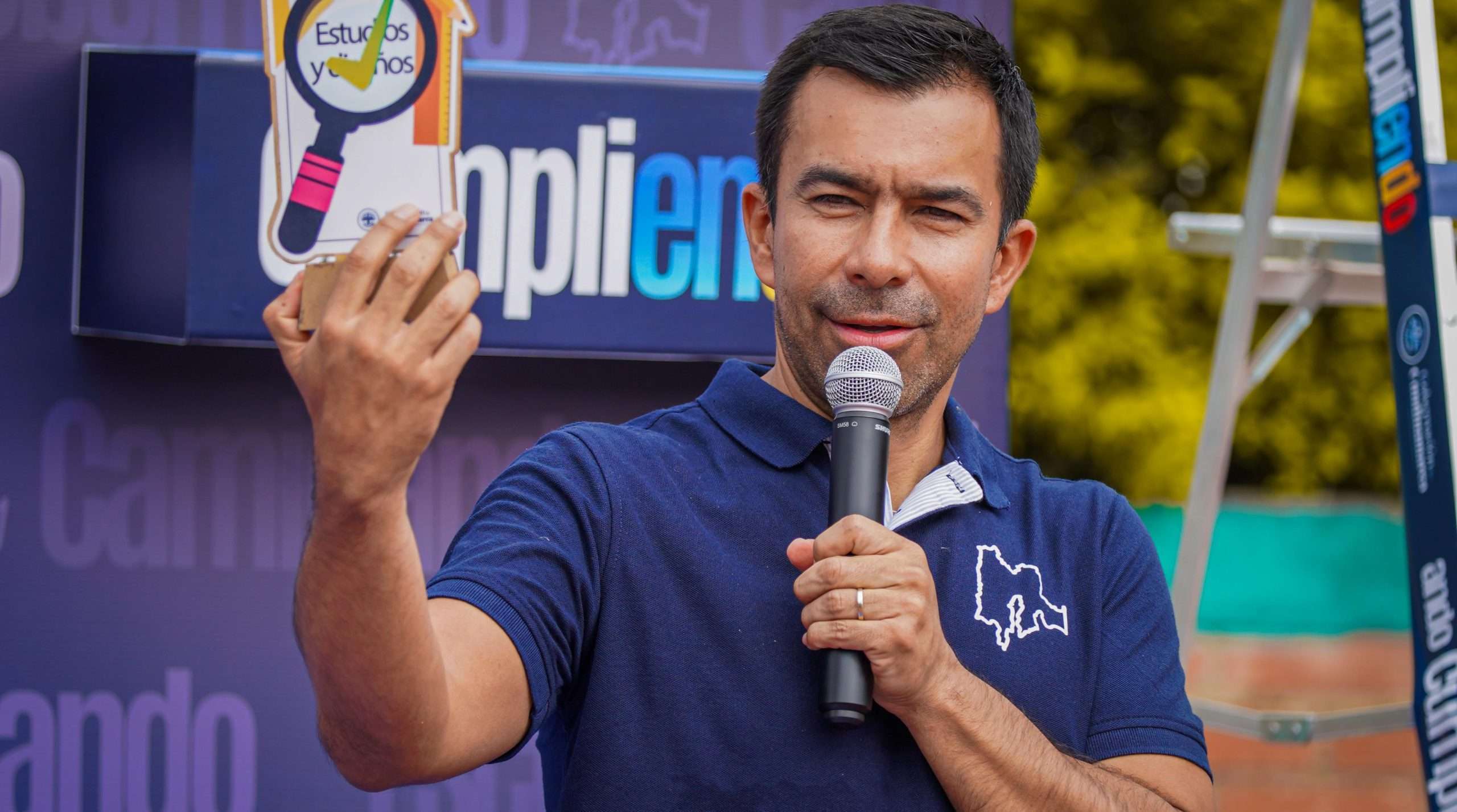 Gobernador Jorge Rey inicia la firmatón “Ando Cumpliendo” en Quebradanegra