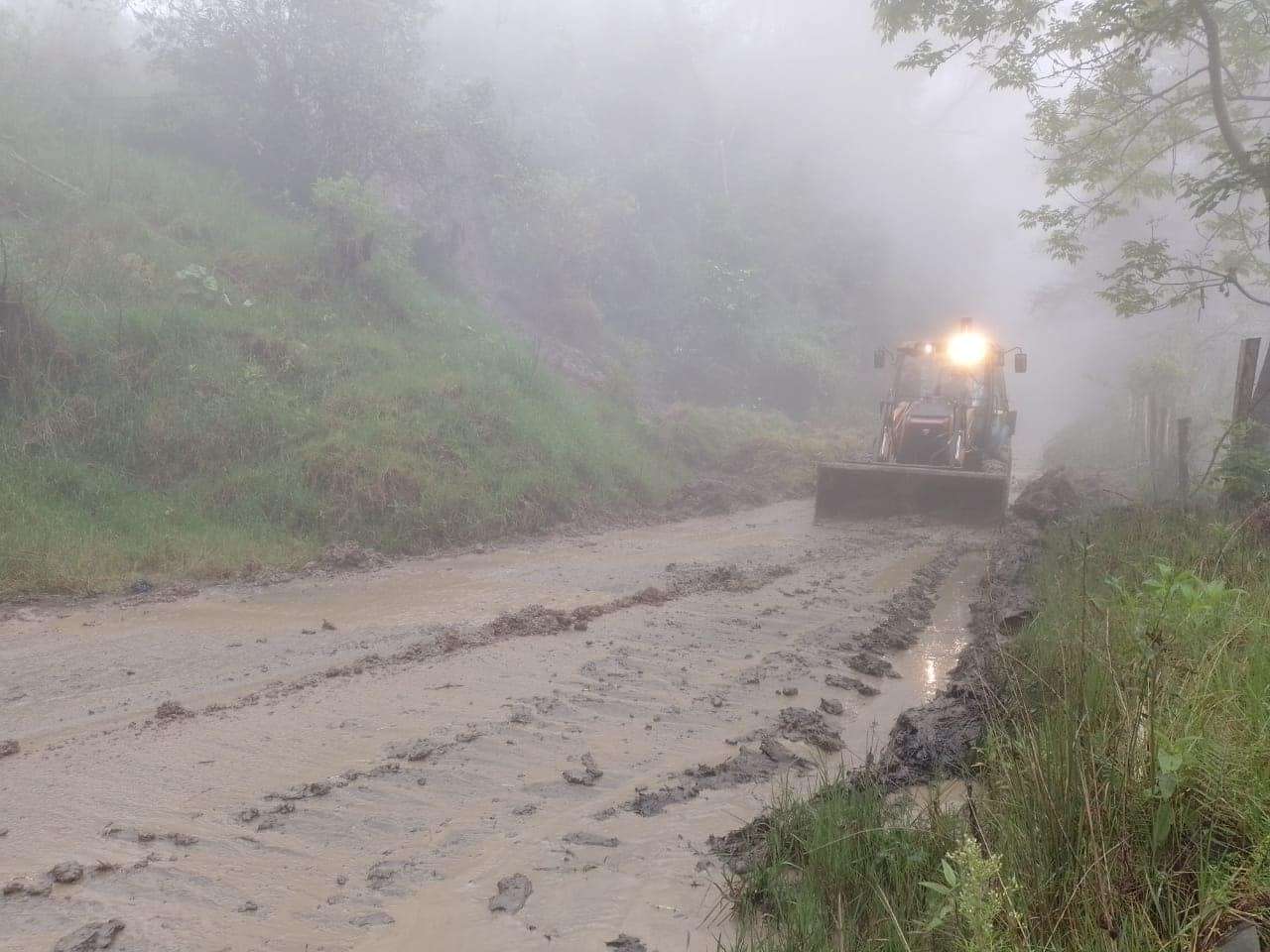 Restablecido el paso en la vía que comunica Albán y Quipile