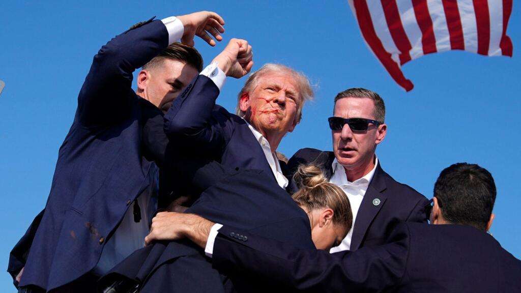 Donald Trump es atacado durante evento político
