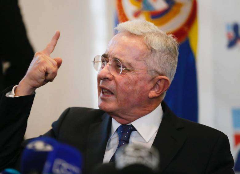 Expresidente Uribe enfrentará juicio por manipulación de testigos en Colombia