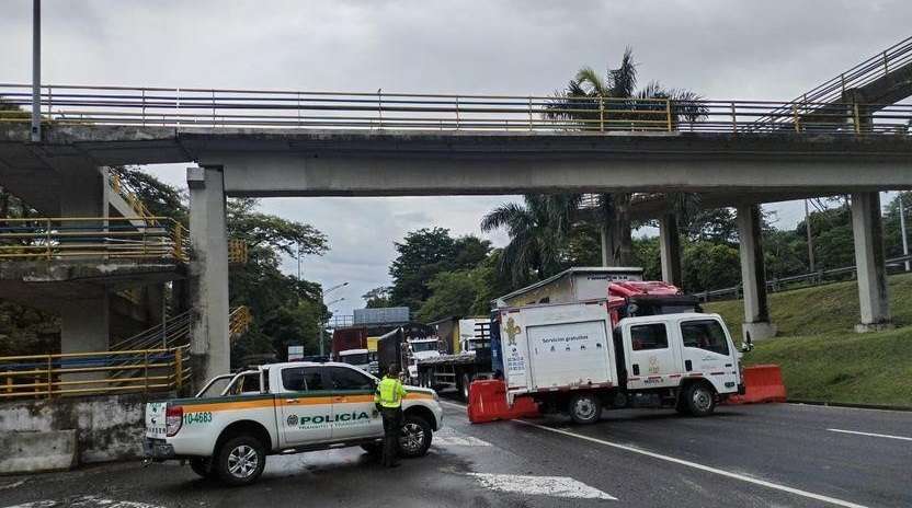 Vía al llano ha presentado bloqueos y accidentes durante el día