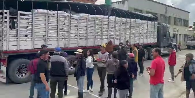 Entrega de concentrados fortalece el sector agropecuario en Fúquene