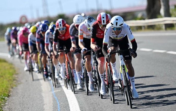Egan Bernal voló en los abanicos y ascendió el séptimo puesto de la Vuelta a Cataluña