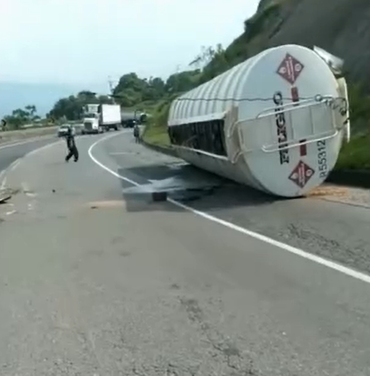 Accidente de tractocamión en la Ruta del Sol