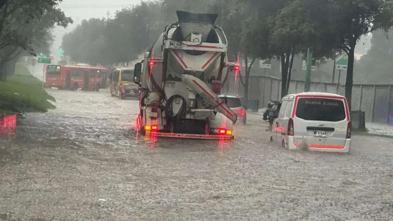 Caos en la Autopista Norte por inundaciones