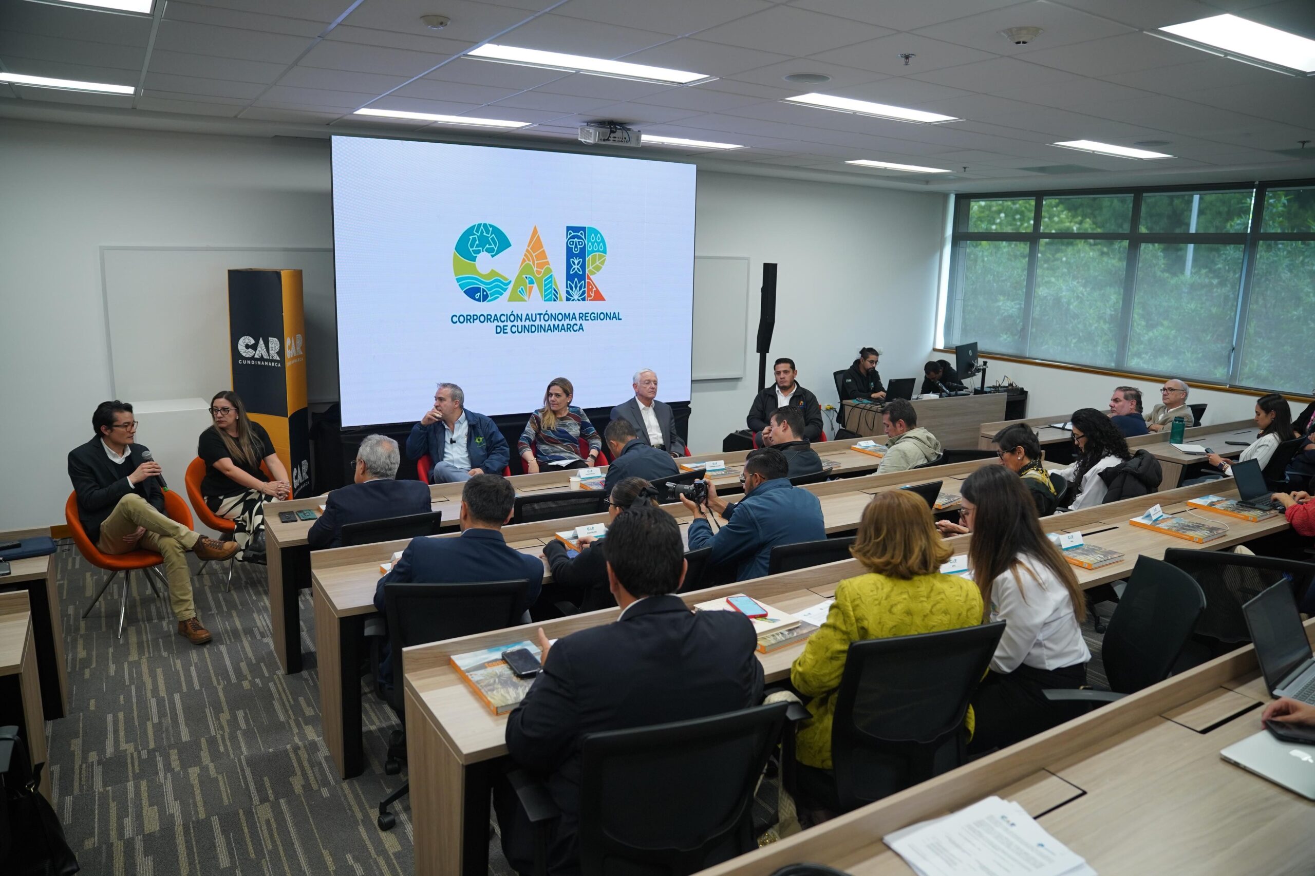 CAR sella pactos clave para transformar la industria y el agro en Cundinamarca