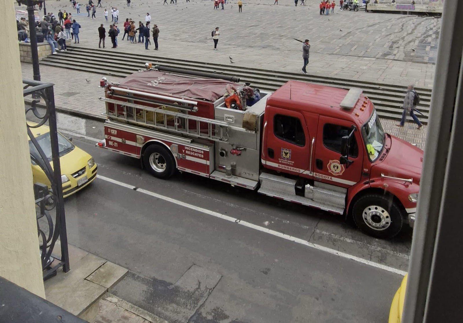 Bomberos protegen a miles de feligreses durante Semana Santa en Bogotá
