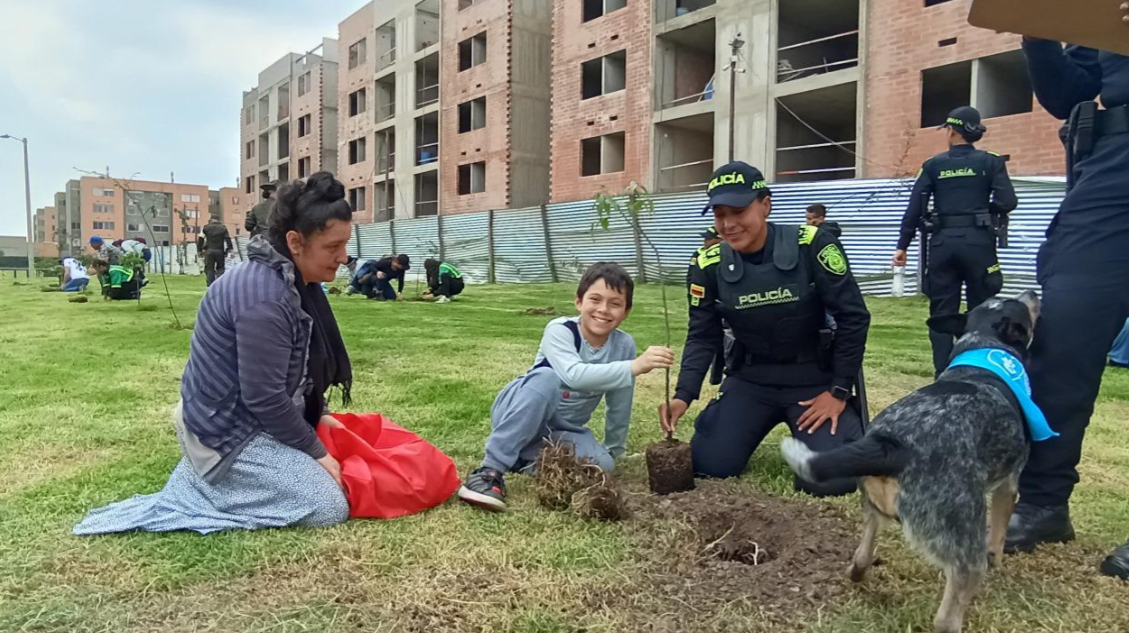 Jornada de reforestación en Mosquera: 102 nuevos árboles para el parque de Planadas