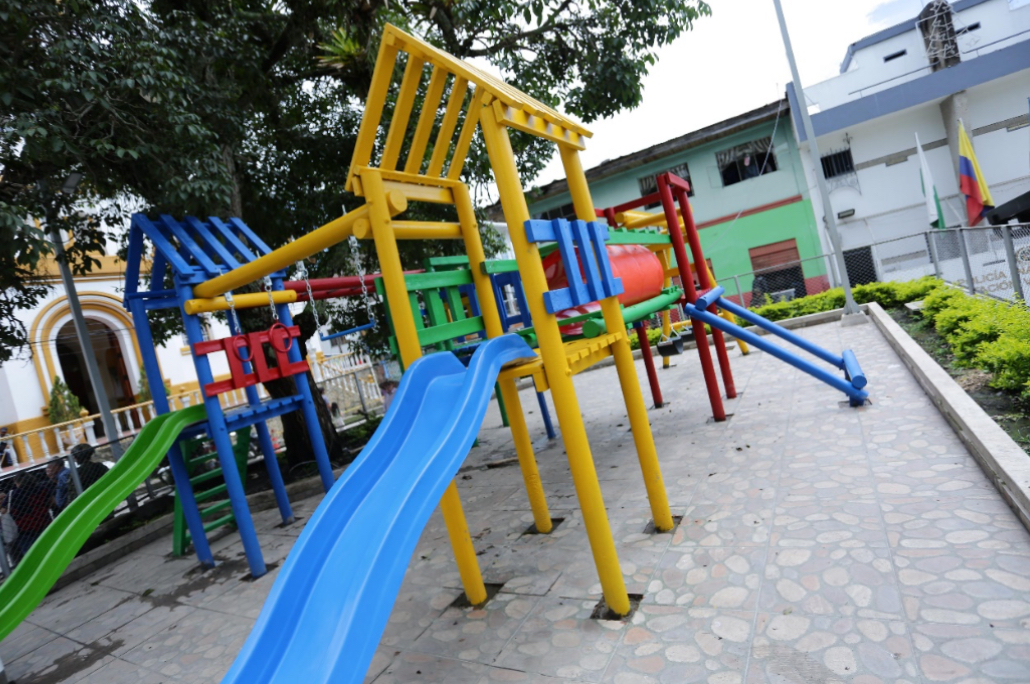Vergara inaugura parque infantil construido con madera ecológica