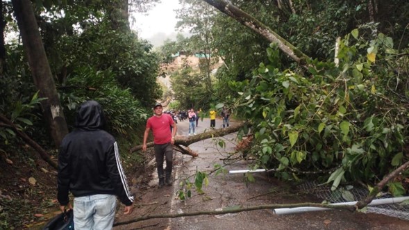 Continúa la remoción del derrumbe en Fusagasugá para reestablecer la movilidad