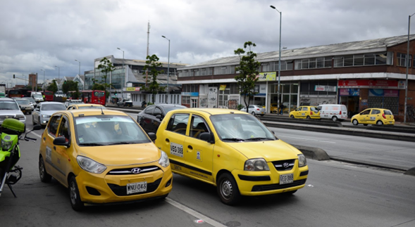 Bloqueo de taxistas en la Calle 26 colapsa movilidad y afecta operación de TransMilenio