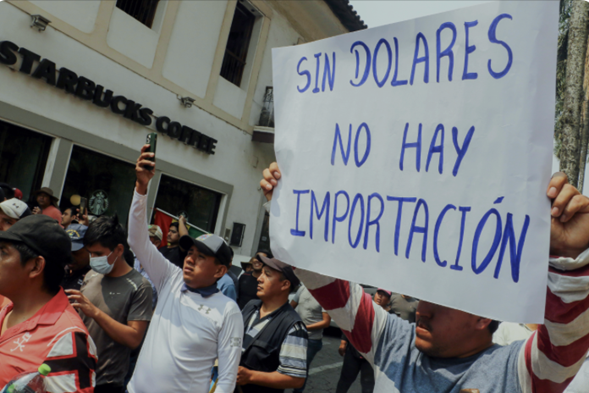 Bolivia, paralizada por la escasez de dólares y combustible