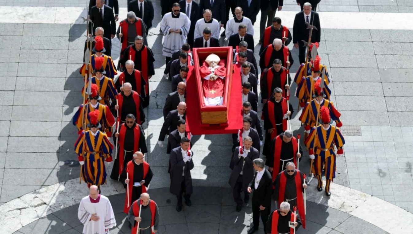 El papa Francisco fue trasladado a la basílica de San Pedro