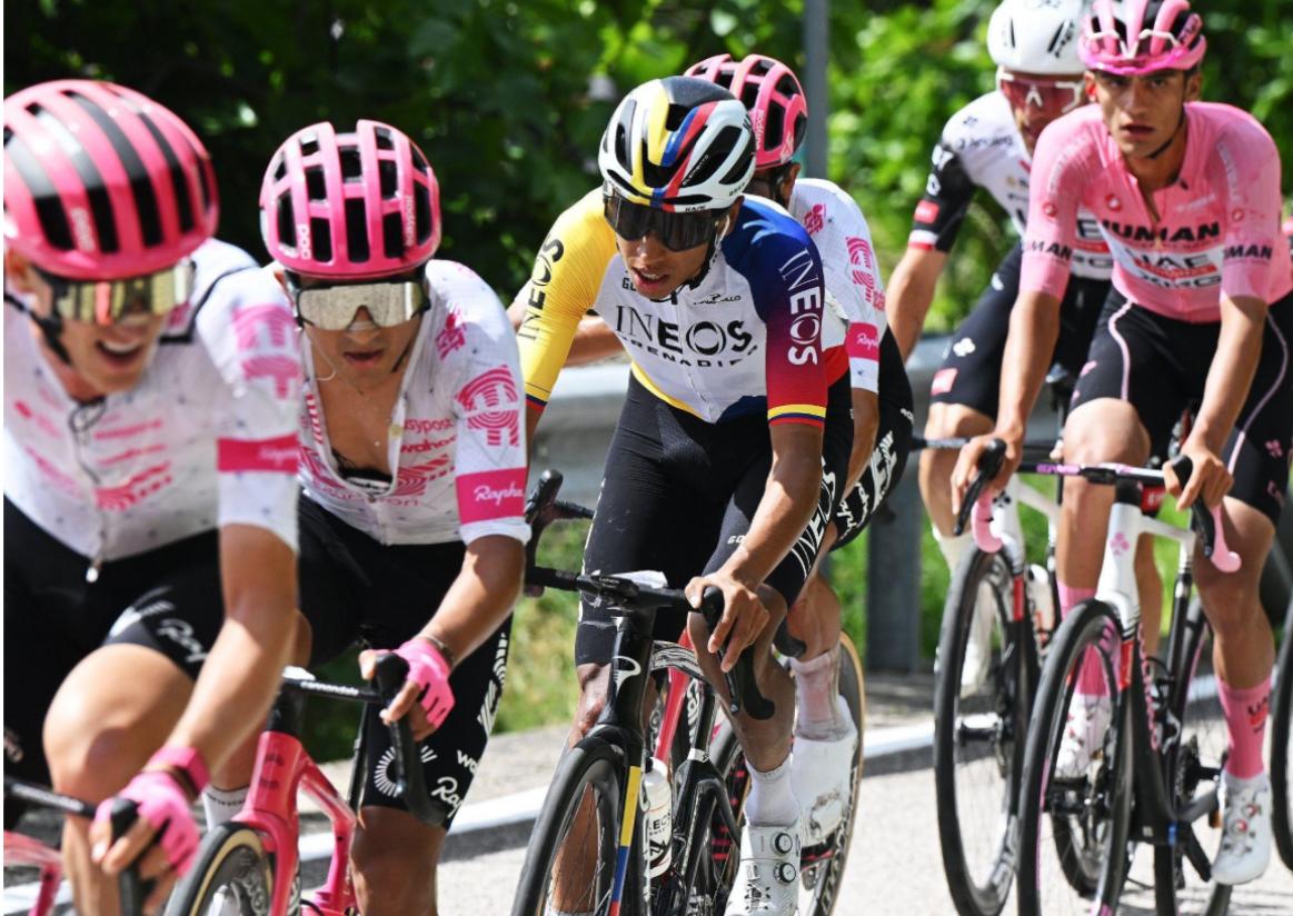 Egan Bernal resiste en la montaña y escala al sexto lugar en el Giro de Italia
