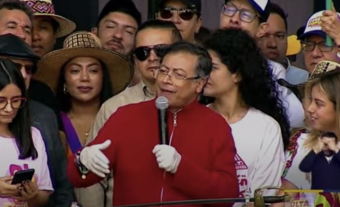 “El pueblo se levanta y los revoca”, afirmó Petro en su discurso en la Plaza de Bolívar