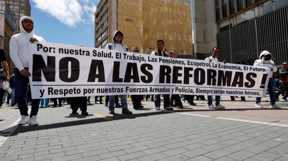 Petro denuncia fraude tras hundimiento de consulta popular
