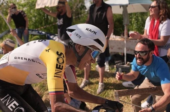 Egan Bernal sufrió una caída en la décima etapa del Giro de Italia y salió del top 10