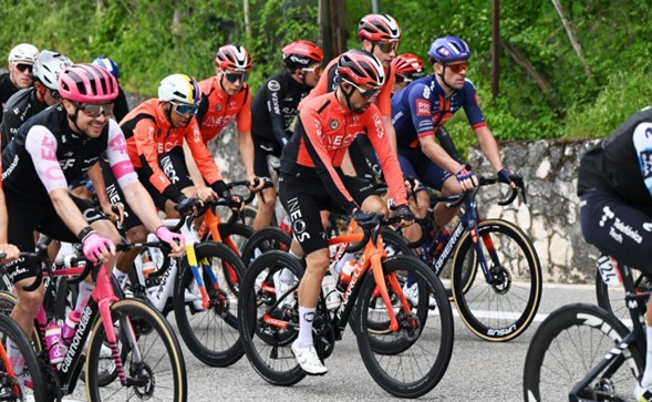 Egan Bernal subió en la general tras la accidentada sexta etapa del Giro de Italia