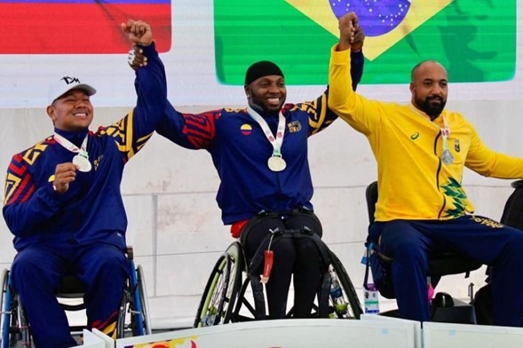 Mauricio Valencia brilló con récord continental en Cali