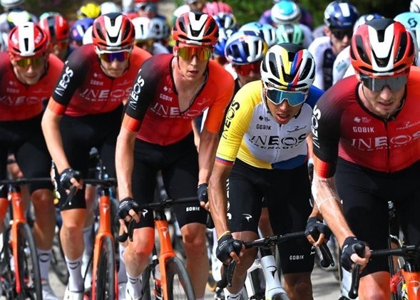 Egan Bernal volvió al top 10 de la general del Giro de Italia tras la etapa 13