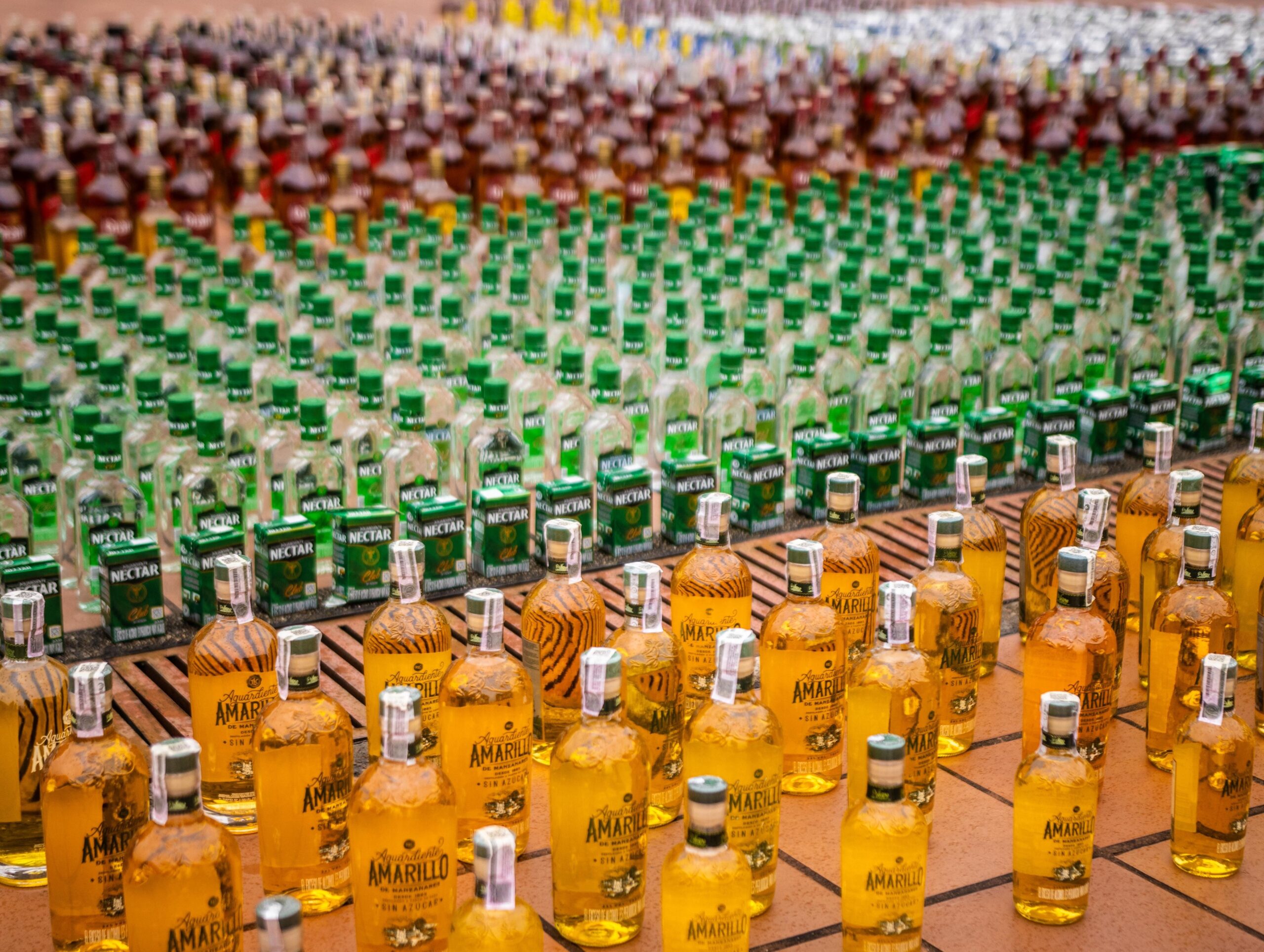 Cae cargamento con más de 5 mil unidades de licor adulterado en Los Mártires