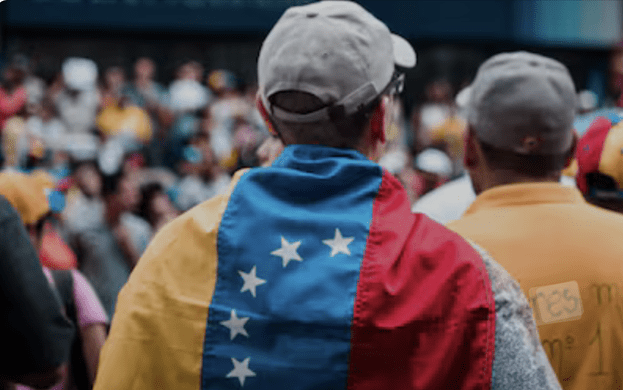 EE. UU. notifica a miles de migrantes el fin de sus permisos temporales