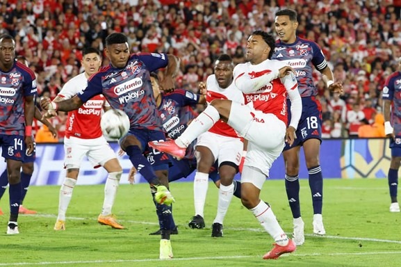 Santa Fe y Medellín disputan el título en una final ante más de 40 mil hinchas