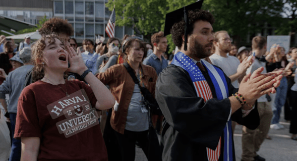 Jueza bloquea temporalmente el veto de Trump a estudiantes internacionales de Harvard