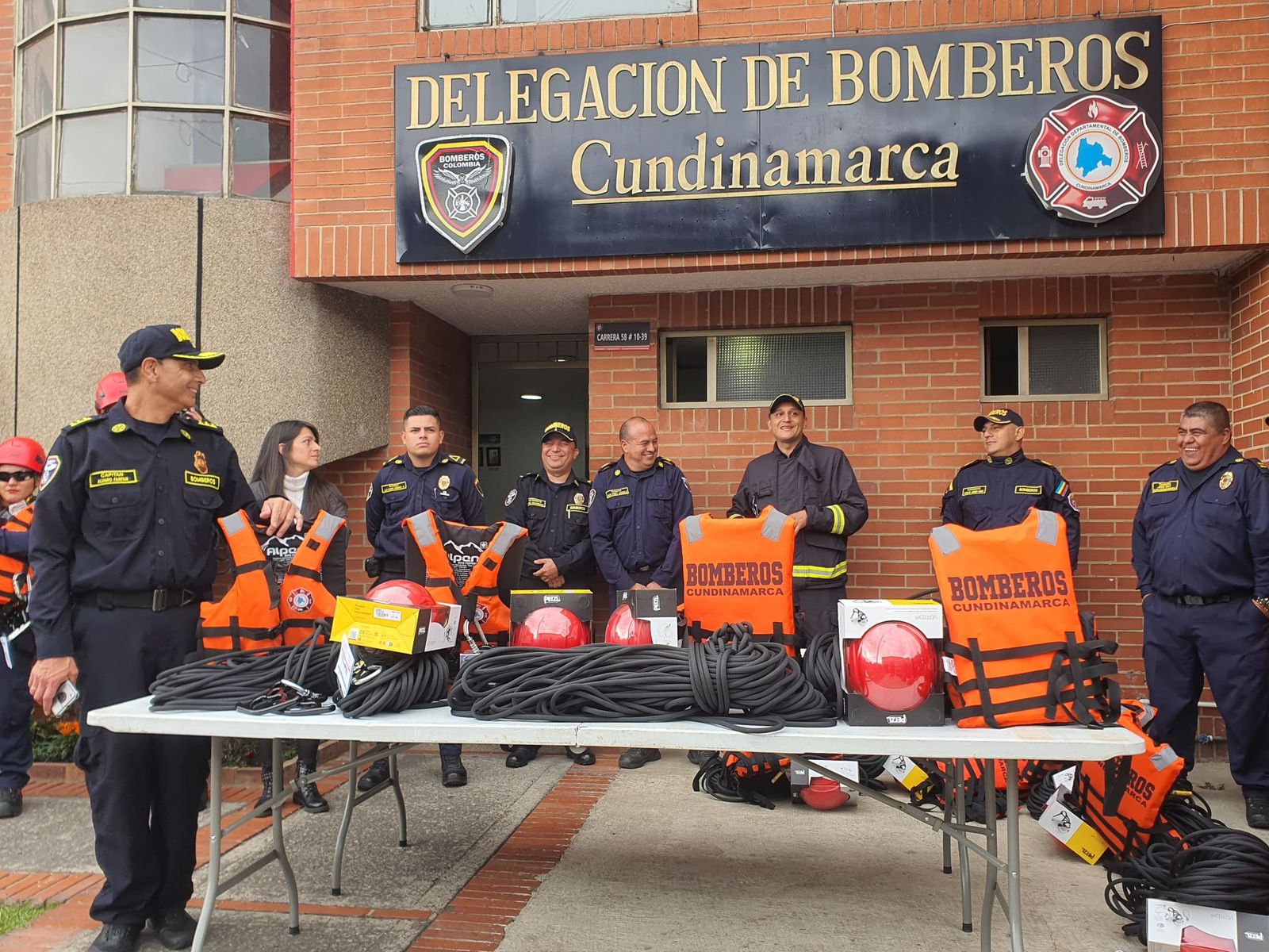 Equipan y capacitan a los bomberos de Cundinamarca para enfrentar emergencias